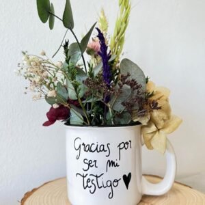 Taza con flores secas y preservadas