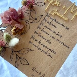 Placa dedicatoria con flores preservadas