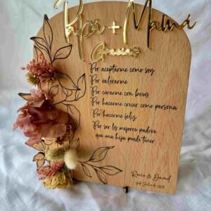 Placa dedicatoria con flores preservadas