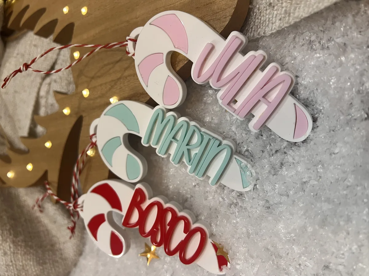 Bastones de caramelo de Navidad personalizados con nombre en rosa, verde menta y rojo