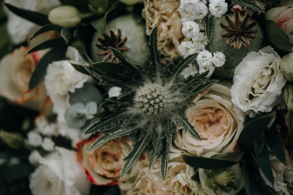 Novia con un ramo sencillo de rosas y hortensias, ideal para una boda bonita sin gastar mucho