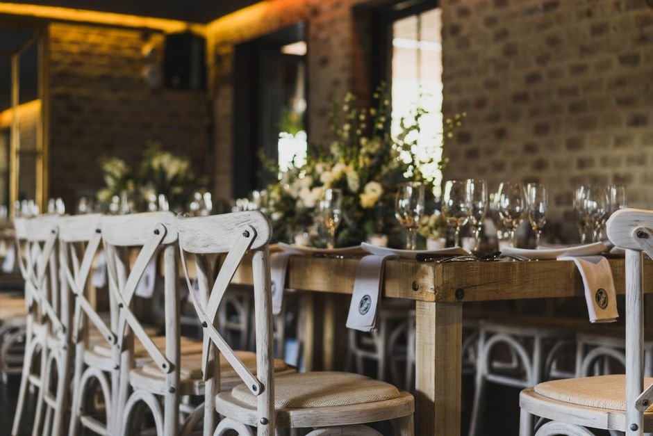 Marcasitios personalizados con el nombre de cada invitado en la mesa del banquete de boda