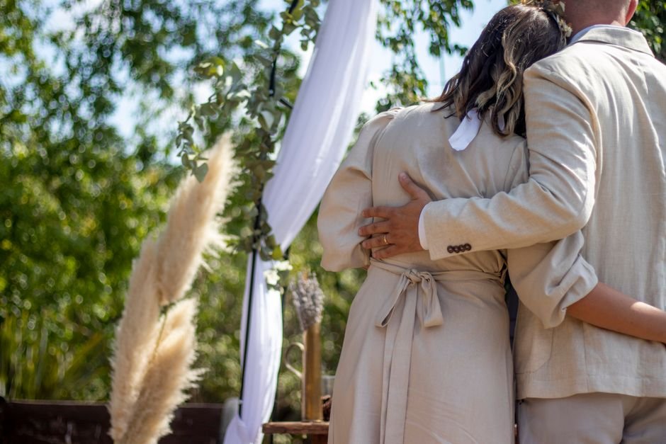 Novios saliendo de la ceremonia entre una lluvia de confeti de pétalos biodegradable