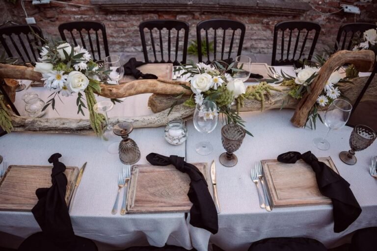 Mesa de banquete decorada con flores y detalles, ejemplo de boda bonita sin gastar mucho