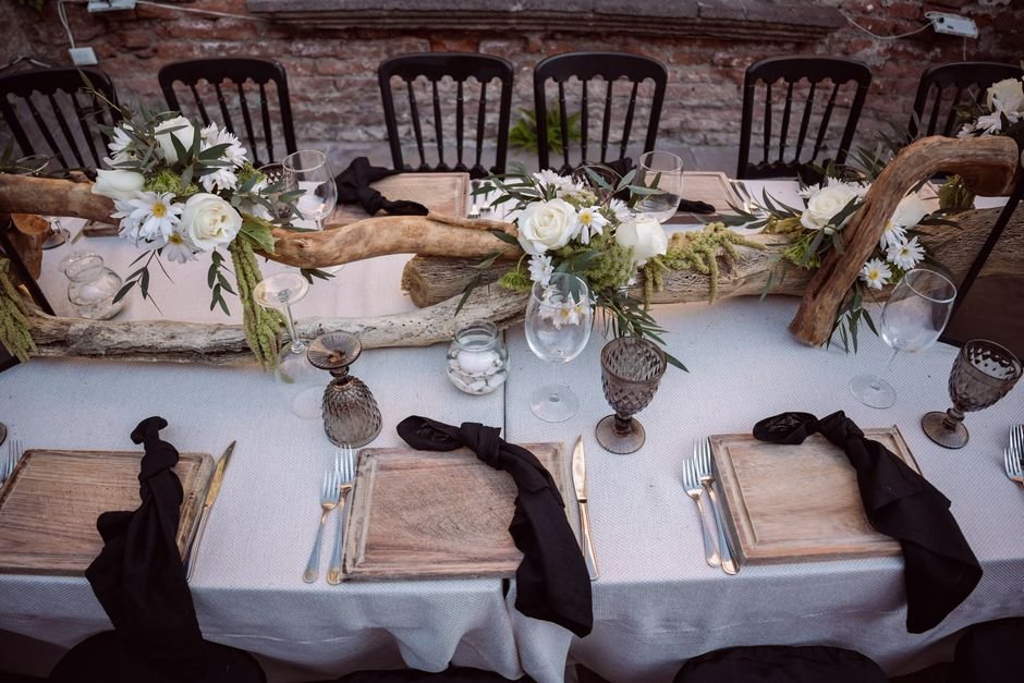 Mesa de banquete decorada con flores y detalles, ejemplo de boda bonita sin gastar mucho