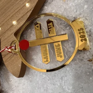 Bola de Navidad familiar personalizada con esquís dorados y nombres de la familia grabados