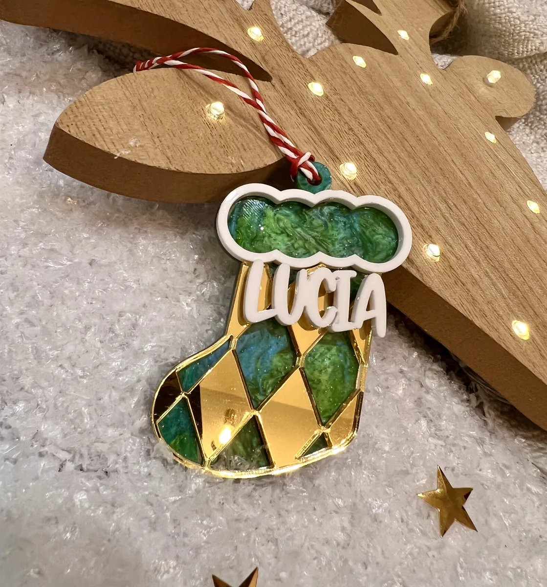 Calcetín de Navidad personalizado con nombre Lucía en resina verde y acrílico espejo dorado