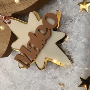 Estrella de Navidad personalizada con nombre Mateo en acrílico premium espejo dorado y fondo crema