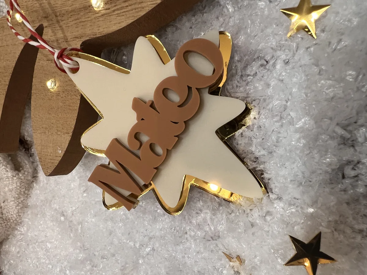 Estrella de Navidad personalizada con nombre Mateo en acrílico premium espejo dorado y fondo crema
