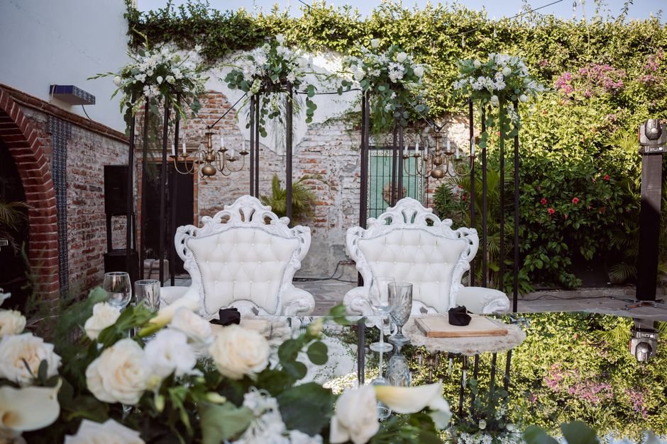 Seating chart personalizado en la entrada del banquete que marca el estilo de la boda