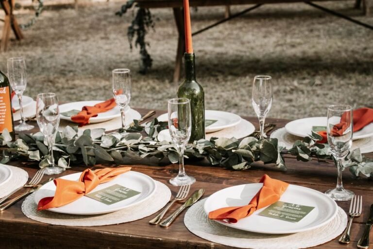 Mesa de banquete decorada con detalles únicos para personalizar la boda y contar la historia de la pareja
