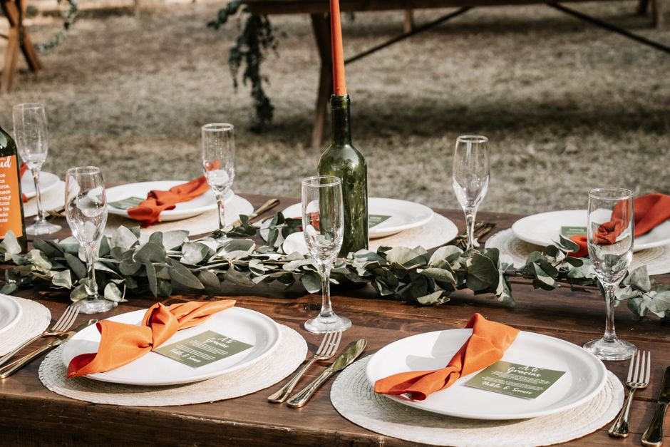 Mesa de banquete decorada con detalles únicos para personalizar la boda y contar la historia de la pareja