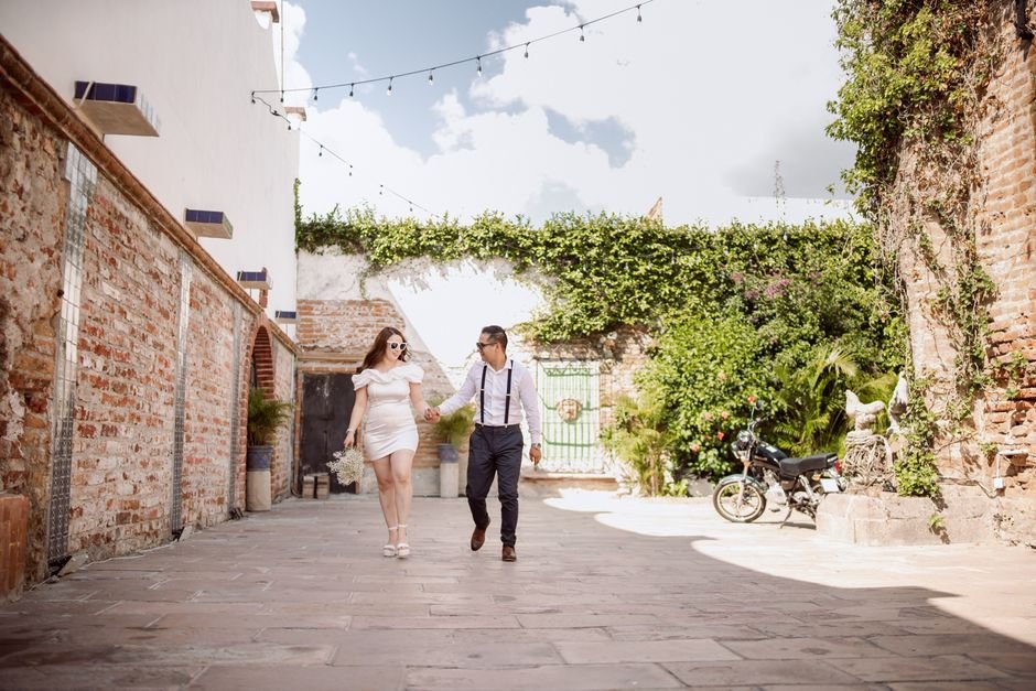 Pareja visitando una finca de bodas con la coordinadora antes de reservar el espacio