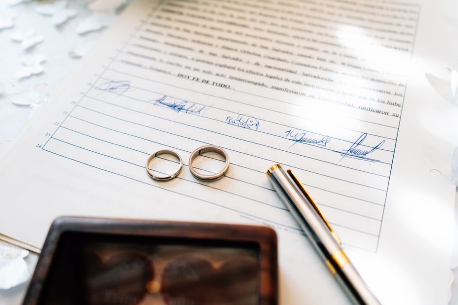 Novia revisando la letra pequeña del contrato de la finca de bodas antes de firmar