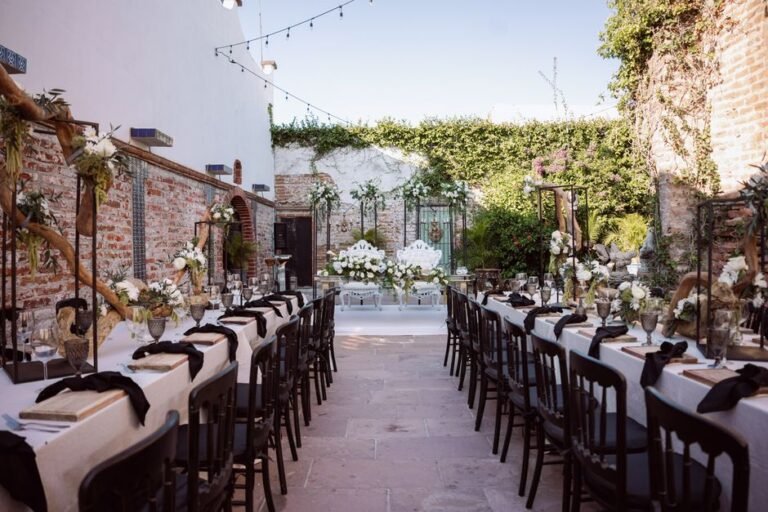 Finca de bodas con jardín preparada para una ceremonia, clave al elegir finca de bodas sin sorpresas