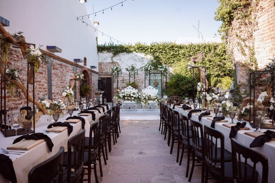 Finca de bodas con jardín preparada para una ceremonia, clave al elegir finca de bodas sin sorpresas