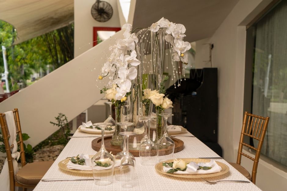 Mesa de boda con marcasitios de madera personalizados listos para los invitados