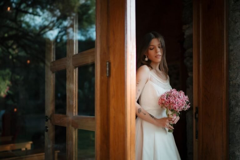 Novia respirando hondo para gestionar el estrés de organizar su boda con calma