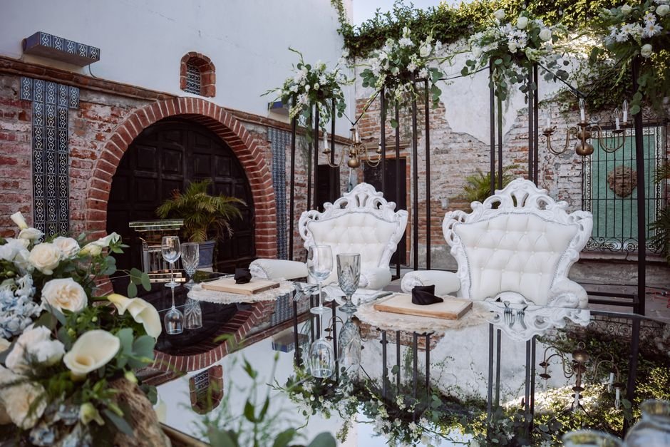 Mesa de boda decorada con marcasitios y detalles personalizados para los invitados