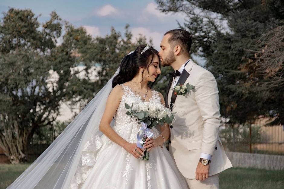 Fotógrafo profesional retratando a los novios, la partida del presupuesto de boda que nunca se recorta