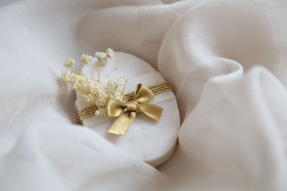 Jabones artesanales personalizados como detalle de boda útil para los invitados