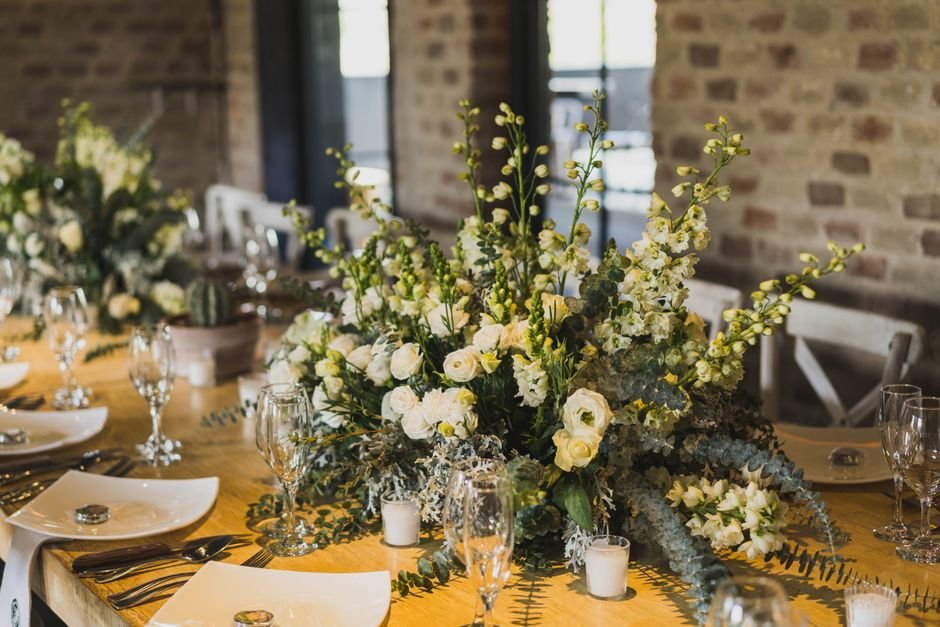 Marcasitios de madera grabados con el nombre de cada invitado en la mesa de una boda