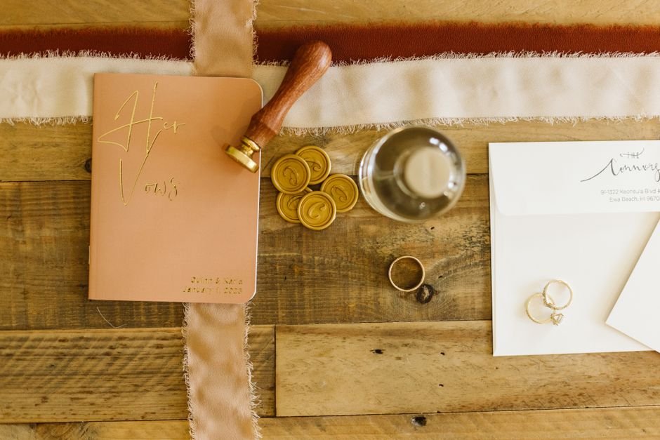 Mesa de boda con velas y texturas, decoración pensada para los cinco sentidos