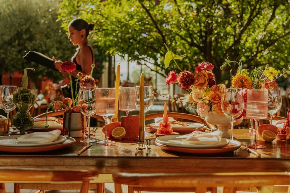 Camareros sirviendo en un banquete de boda, el personal es una de las razones de que las bodas sean tan caras