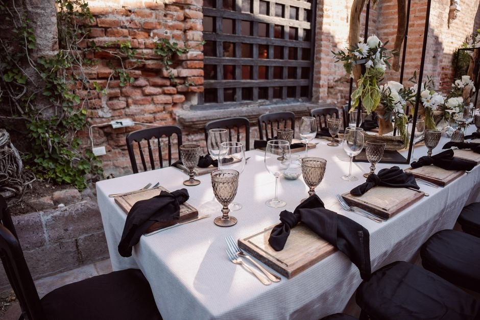 Mesa de boda decorada con marcasitios personalizados, detalles que elevan la boda sin disparar el precio