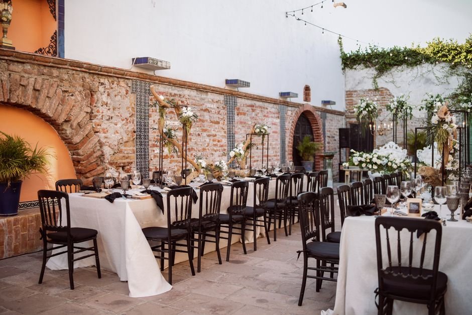 Banquete de boda con mesas montadas: entender por qué las bodas son tan caras y qué pagas de verdad