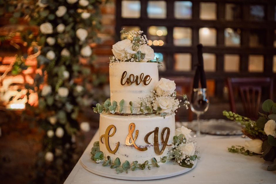 Marcasitios de madera personalizados colocados en la mesa del banquete de una boda
