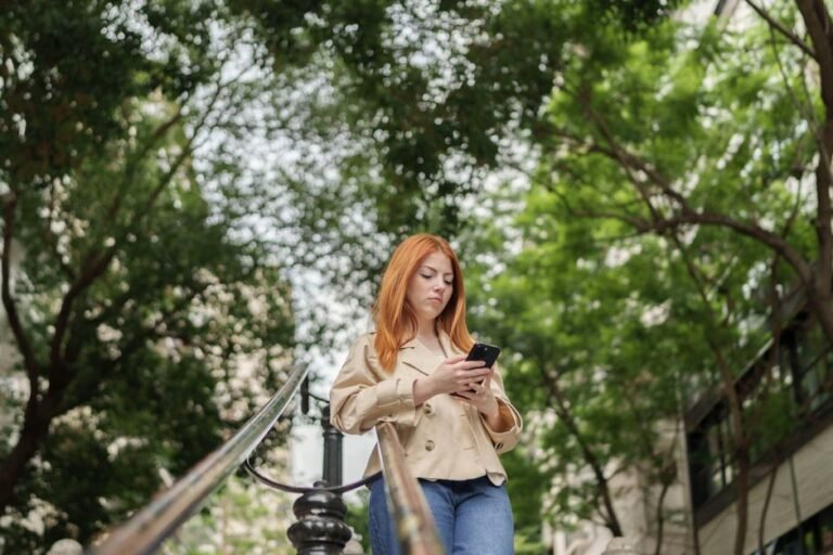 Novia mirando el móvil preocupada porque su proveedor de boda no responde a sus mensajes