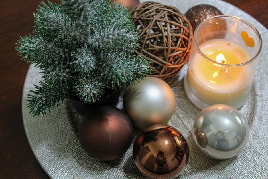 Regalos de Navidad personalizados envueltos junto al árbol, listos para cada miembro de la familia