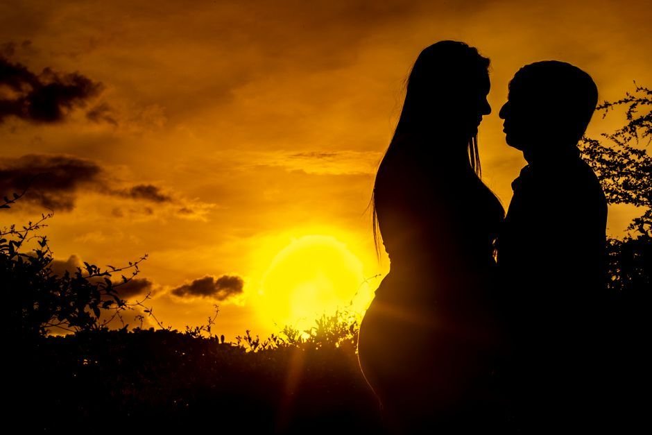 Novios haciéndose fotos al atardecer, clave de luz en una boda de invierno