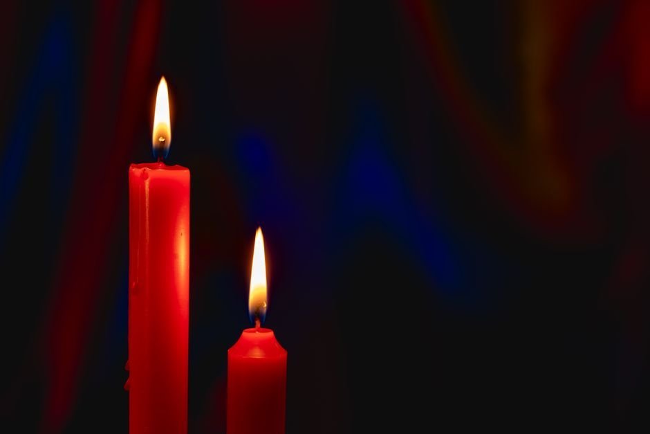 Mesa de boda de invierno decorada con velas, terciopelo y marcasitios de madera