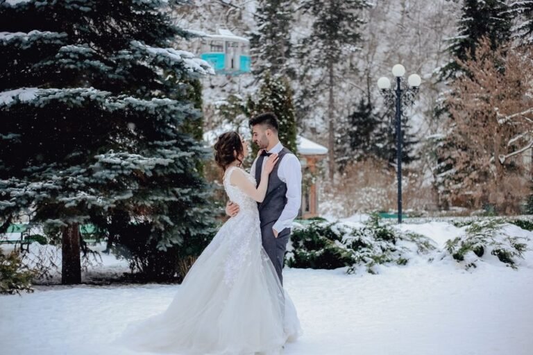 Pareja de novios celebrando su boda fuera de temporada en un paisaje de invierno