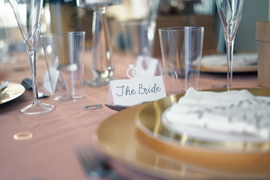 Mesa de boda con marcasitios personalizados, una tarea perfecta para delegar en tu madre