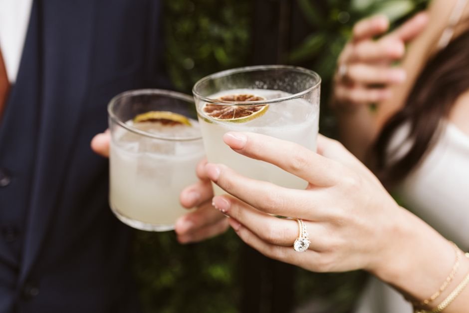 Familias de los novios brindando juntas en la boda tras poner límites con cariño