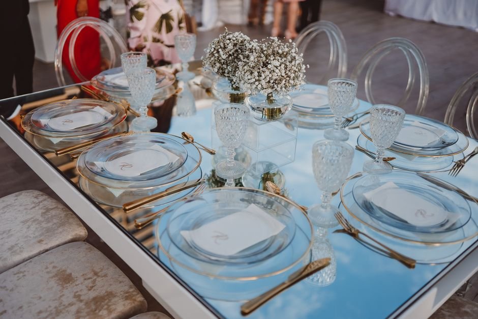 Mesa de banquete con marcasitios de madera colocados por la coordinadora del día de la boda