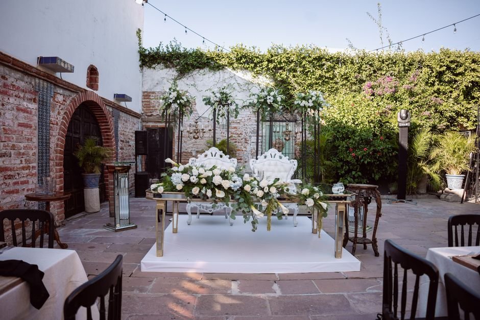 Panel busca tu sitio personalizado a la entrada del banquete para guiar a los invitados