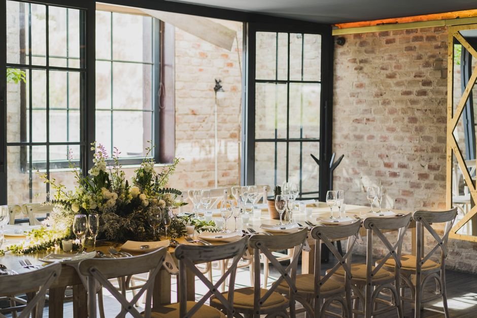 Montaje de las mesas del banquete supervisado antes de la llegada de los invitados a la boda
