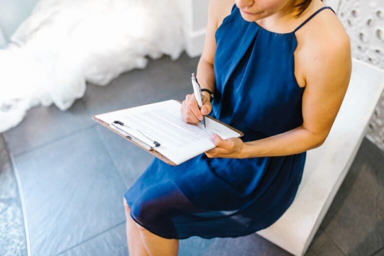 Coordinadora del día de la boda repasando el cronograma con su equipo antes de la ceremonia