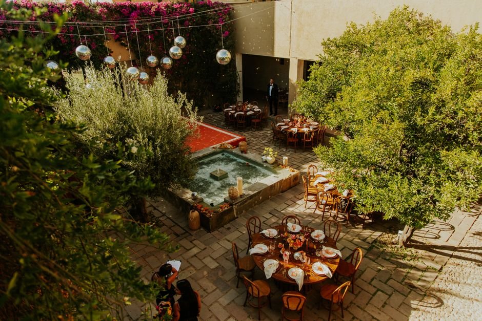 Invitados disfrutando del banquete en el jardín durante una boda celebrada en casa