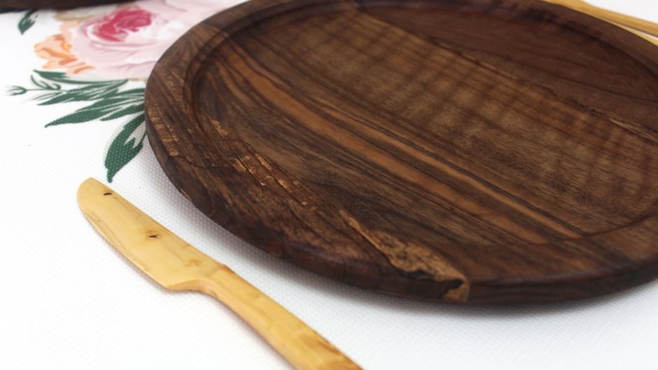 Marcasitios de madera sobre la mesa del banquete, resistentes al viento en una boda al aire libre