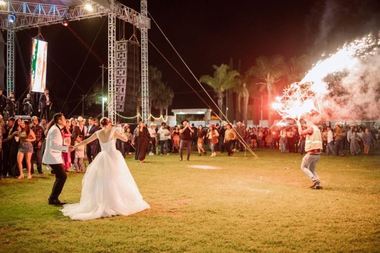 Carpa iluminada en el jardín de una boda en casa, el mayor de los costes ocultos que casi nadie calcula