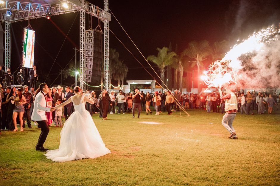 Carpa iluminada en el jardín de una boda en casa, el mayor de los costes ocultos que casi nadie calcula