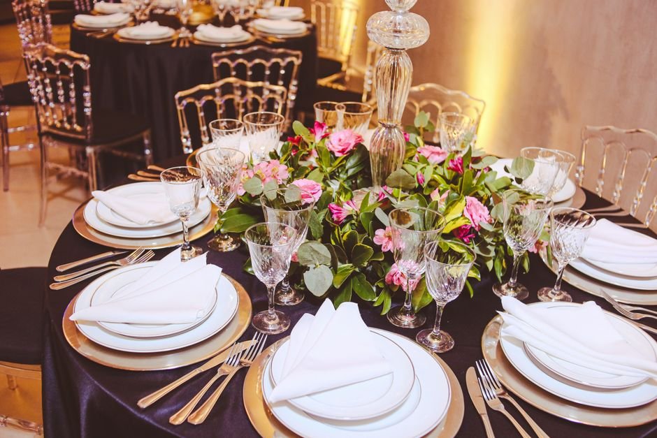 Marcasitios personalizados en la mesa del banquete, una de las ideas originales para una boda diferente