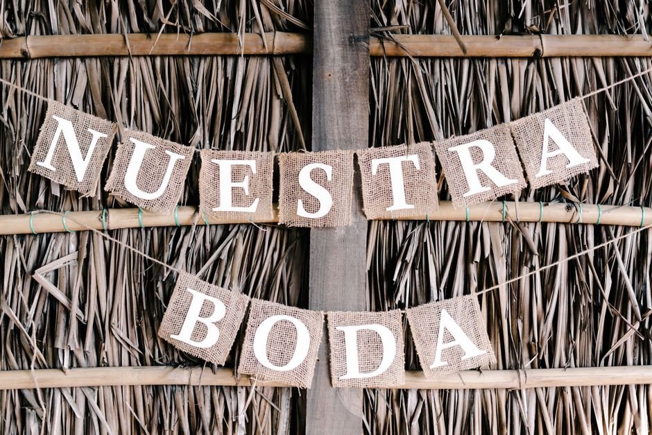 Invitados haciéndose fotos frente a un backdrop personalizado durante la fiesta de la boda