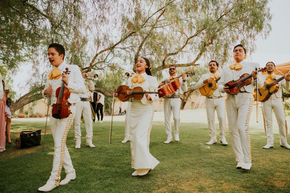Invitados lanzando confeti de flores a los novios a la salida de la ceremonia