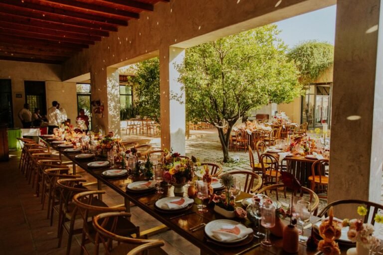 Banquete decorado con ideas originales para una boda diferente y llena de personalidad